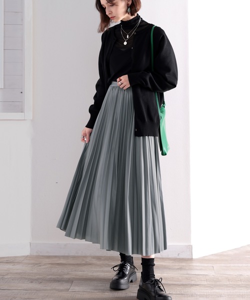 classicalelf(クラシカルエルフ)の「大人の品格。フェイクレザーロングプリーツスカート(スカート・レディース・ブラック/ブルー/アイボリー/グレイッシュベージュ/モカ・MEDIUM/LARGE/SMALL)」の19枚目の写真