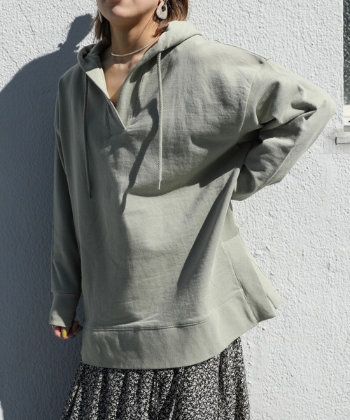 ap retro（アプレトロ）の「キーネックサイドスリットスウェットパーカー【ZOZO限定アイテム】（パーカー・レディース・ライトブルー/ブラック/ベージュ/オフホワイト/ライトカーキ・FREE）」の4枚目の写真