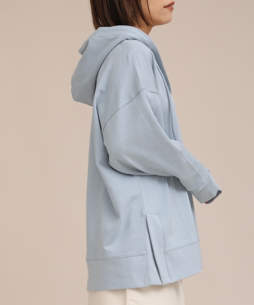 ap retro（アプレトロ）の「キーネックサイドスリットスウェットパーカー【ZOZO限定アイテム】（パーカー・レディース・ライトブルー/ブラック/ベージュ/オフホワイト/ライトカーキ・FREE）」の8枚目の写真