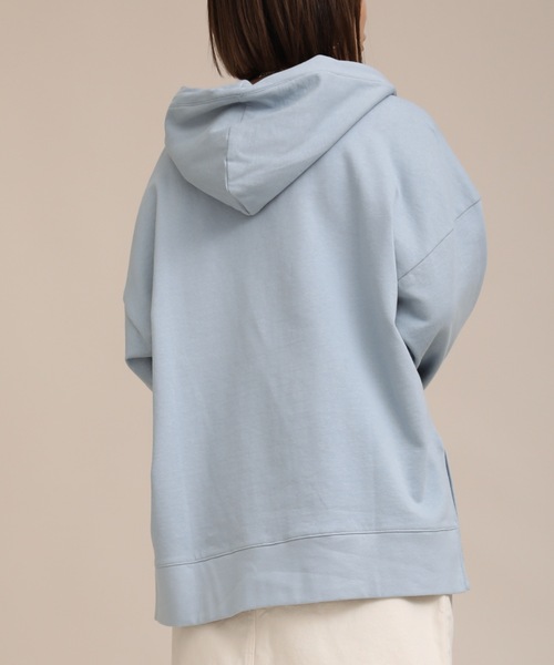 ap retro（アプレトロ）の「キーネックサイドスリットスウェットパーカー【ZOZO限定アイテム】（パーカー・レディース・ライトブルー/ブラック/ベージュ/オフホワイト/ライトカーキ・FREE）」の9枚目の写真