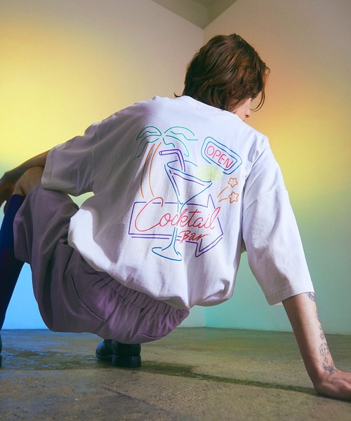 EMMA CLOTHES(エマクローズ)の「ビッグシルエット コットン天竺 イラストアート&フォト転写 半袖カットソー EMMA CLOTHES(Tシャツ/カットソー・メンズ・ホワイト/ライトブルー/ブラック/ホワイト系その他/ブラック系その他/ベージュ系その他/ブルー系その他/ホワイト系その他2/ホワイト系その他3/ブラック系その他2/ブラック系その他3/ベージュ系その他2/ベージュ系その他3/ベージュ系その他4・M/L)」の2枚目の写真