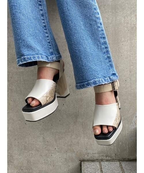 ENVYM(アンビー)の「エナメルコンビサンダル(サンダル・レディース・ブラック/ベージュ・22.5cm/23.5cm/24.5cm)」の1枚目の写真