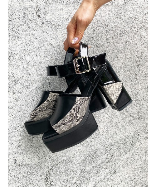 ENVYM(アンビー)の「エナメルコンビサンダル(サンダル・レディース・ブラック/ベージュ・22.5cm/23.5cm/24.5cm)」の2枚目の写真