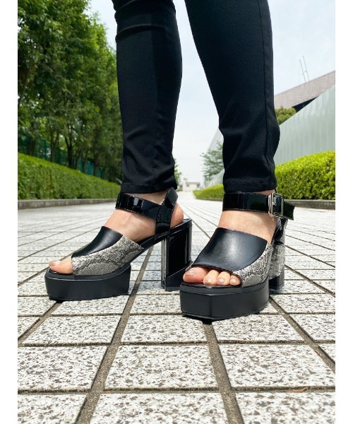 ENVYM(アンビー)の「エナメルコンビサンダル(サンダル・レディース・ブラック/ベージュ・22.5cm/23.5cm/24.5cm)」の5枚目の写真