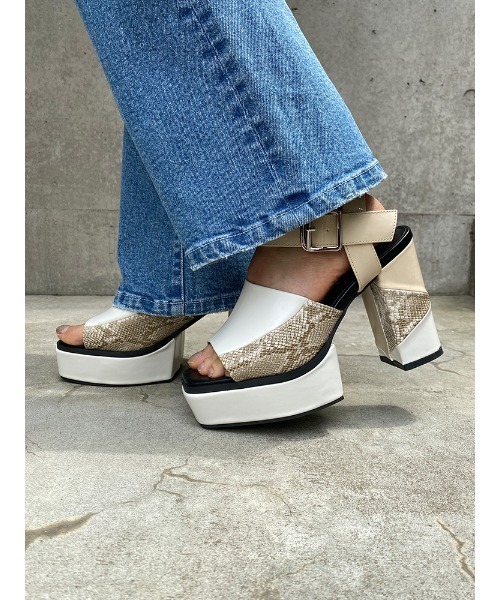 ENVYM(アンビー)の「エナメルコンビサンダル(サンダル・レディース・ブラック/ベージュ・22.5cm/23.5cm/24.5cm)」の6枚目の写真