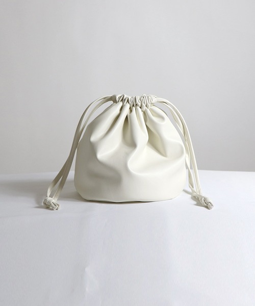 Confirm（コンファーム）の「Confirm / コンファーム シンセティックレザー巾着（ショルダーバッグ・メンズ・アイボリー/ブラック/ブラック系その他/ブラウン・FREE）」の2枚目の写真