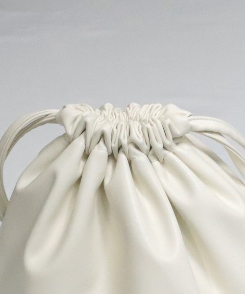 Confirm（コンファーム）の「Confirm / コンファーム シンセティックレザー巾着（ショルダーバッグ・メンズ・アイボリー/ブラック/ブラック系その他/ブラウン・FREE）」の6枚目の写真