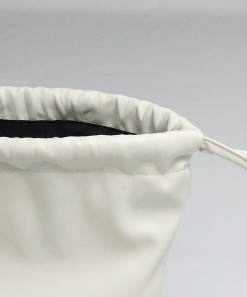 Confirm（コンファーム）の「Confirm / コンファーム シンセティックレザー巾着（ショルダーバッグ・メンズ・アイボリー/ブラック/ブラック系その他/ブラウン・FREE）」の7枚目の写真