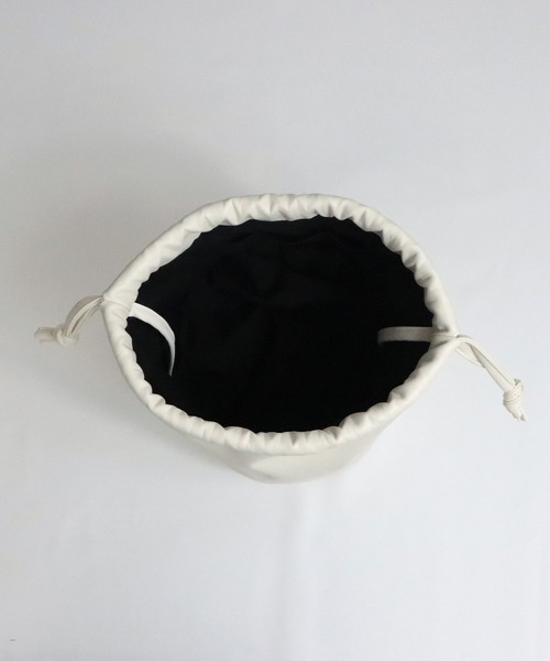 Confirm（コンファーム）の「Confirm / コンファーム シンセティックレザー巾着（ショルダーバッグ・メンズ・アイボリー/ブラック/ブラック系その他/ブラウン・FREE）」の8枚目の写真