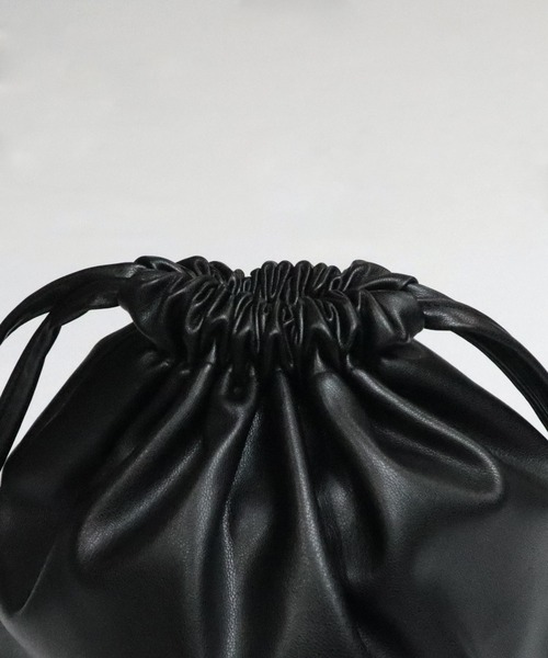 Confirm（コンファーム）の「Confirm / コンファーム シンセティックレザー巾着（ショルダーバッグ・メンズ・アイボリー/ブラック/ブラック系その他/ブラウン・FREE）」の12枚目の写真