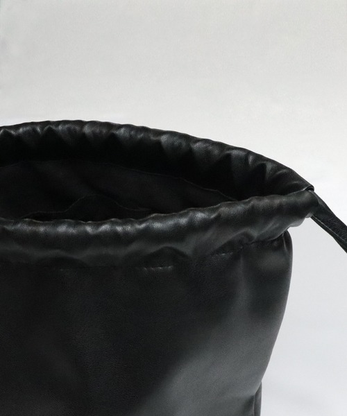 Confirm（コンファーム）の「Confirm / コンファーム シンセティックレザー巾着（ショルダーバッグ・メンズ・アイボリー/ブラック/ブラック系その他/ブラウン・FREE）」の13枚目の写真