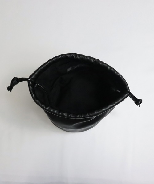 Confirm（コンファーム）の「Confirm / コンファーム シンセティックレザー巾着（ショルダーバッグ・メンズ・アイボリー/ブラック/ブラック系その他/ブラウン・FREE）」の14枚目の写真