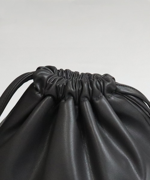 Confirm（コンファーム）の「Confirm / コンファーム シンセティックレザー巾着（ショルダーバッグ・メンズ・アイボリー/ブラック/ブラック系その他/ブラウン・FREE）」の18枚目の写真