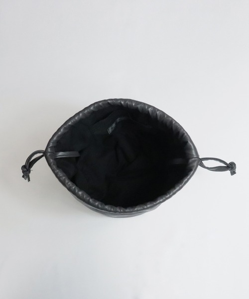 Confirm（コンファーム）の「Confirm / コンファーム シンセティックレザー巾着（ショルダーバッグ・メンズ・アイボリー/ブラック/ブラック系その他/ブラウン・FREE）」の20枚目の写真