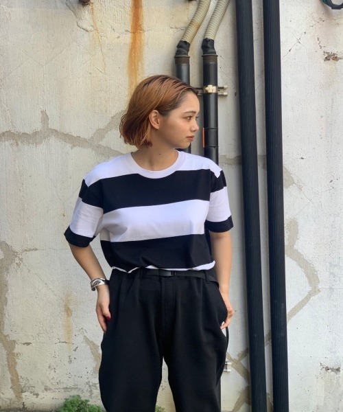 fridge(フリッジ)の「【AS COLOUR】 エーエスカラー 5045 WIDE STRIPE TEE 半袖Tシャツ(Tシャツ/カットソー・メンズ・ホワイト×ブラック/ホワイト×ネイビー/ブラック×ブルー/ブラック×イエロー・SMALL/MEDIUM/LARGE/X-LARGE/X-SMALL)」の1枚目の写真