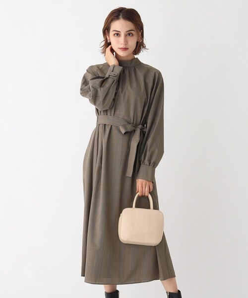 AG by aquagirl(エージーバイアクアガール)の「◆オーバーチェックスタンドネックギャザーワンピース【WEB限定サイズ】(ワンピース・レディース・グレー系1/ブラウン系2・34/36/38/40)」の2枚目の写真