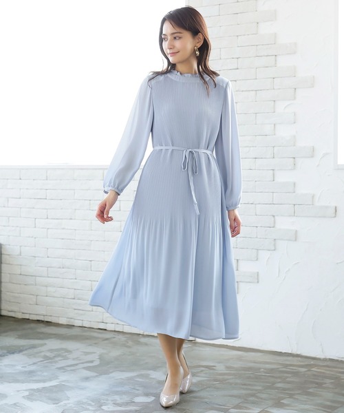 WHITE JOOLA(ホワイトジョーラ)の「【2022SS】シフォンジョーゼットアコーディオンプリーツフリルネックワンピース(ワンピース・レディース・ブラック/ベージュ/サックスブルー・11号/9号/7号)」の1枚目の写真