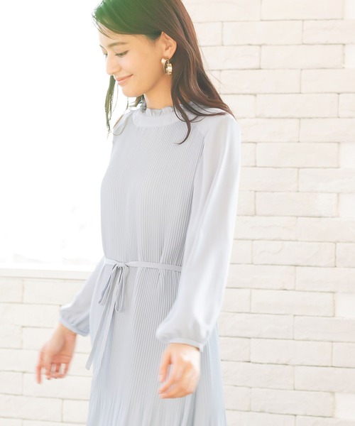 WHITE JOOLA(ホワイトジョーラ)の「【2022SS】シフォンジョーゼットアコーディオンプリーツフリルネックワンピース(ワンピース・レディース・ブラック/ベージュ/サックスブルー・11号/9号/7号)」の5枚目の写真