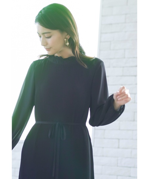 WHITE JOOLA(ホワイトジョーラ)の「【2022SS】シフォンジョーゼットアコーディオンプリーツフリルネックワンピース(ワンピース・レディース・ブラック/ベージュ/サックスブルー・11号/9号/7号)」の14枚目の写真