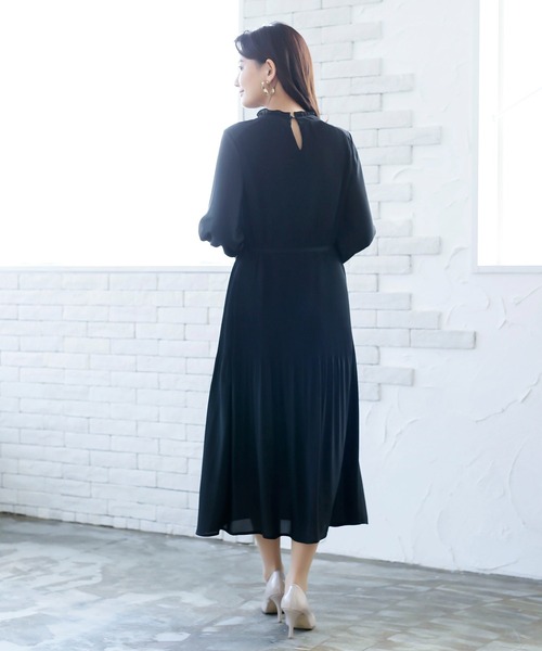 WHITE JOOLA(ホワイトジョーラ)の「【2022SS】シフォンジョーゼットアコーディオンプリーツフリルネックワンピース(ワンピース・レディース・ブラック/ベージュ/サックスブルー・11号/9号/7号)」の17枚目の写真