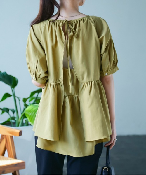 ECRIRE（エクリール）の「【YUKIEコラボ】バックオープンギャザーフレアブラウス（シャツ/ブラウス・レディース・ブラック/オフホワイト/グリーン・S/M）」の3枚目の写真