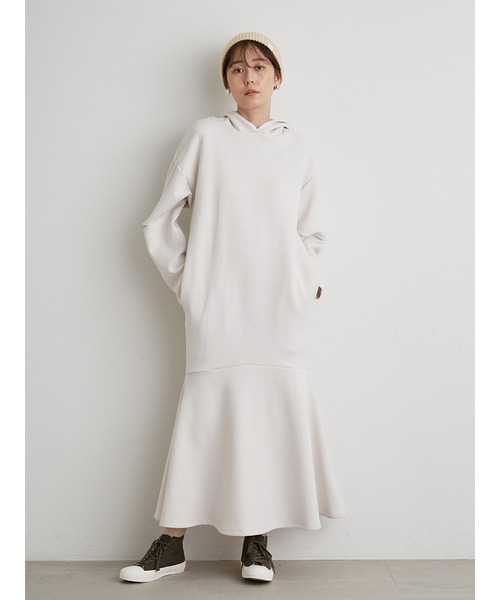 emmi(エミ)の「【emmi atelier】フーディーカットワンピース(ワンピース・レディース・オリーブ/アイボリー/ブラック/ネイビー/ライトベージュ・1/0)」の10枚目の写真