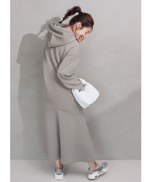 emmi(エミ)の「【emmi atelier】フーディーカットワンピース(ワンピース・レディース・オリーブ/アイボリー/ブラック/ネイビー/ライトベージュ・1/0)」の7枚目の写真