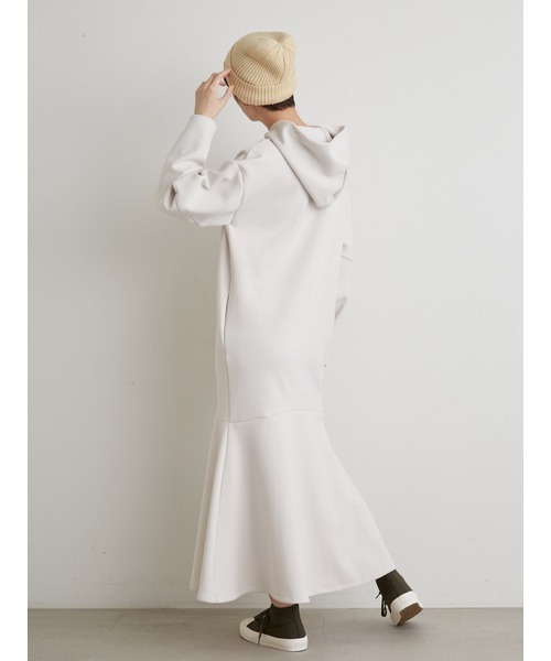 emmi(エミ)の「【emmi atelier】フーディーカットワンピース(ワンピース・レディース・オリーブ/アイボリー/ブラック/ネイビー/ライトベージュ・1/0)」の11枚目の写真