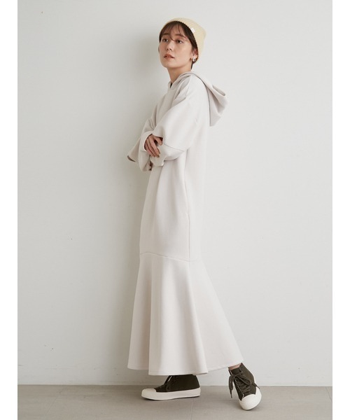 emmi(エミ)の「【emmi atelier】フーディーカットワンピース(ワンピース・レディース・オリーブ/アイボリー/ブラック/ネイビー/ライトベージュ・1/0)」の12枚目の写真