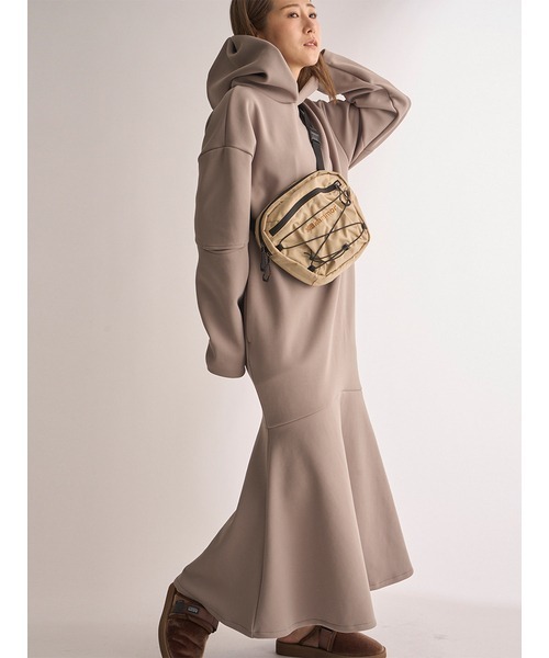 emmi(エミ)の「【emmi atelier】フーディーカットワンピース(ワンピース・レディース・オリーブ/アイボリー/ブラック/ネイビー/ライトベージュ・1/0)」の9枚目の写真