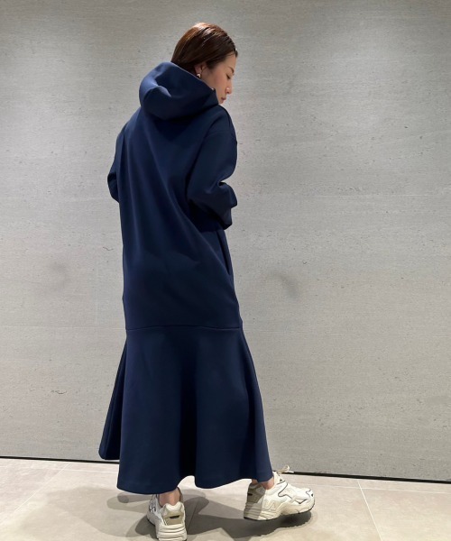 emmi(エミ)の「【emmi atelier】フーディーカットワンピース(ワンピース・レディース・オリーブ/アイボリー/ブラック/ネイビー/ライトベージュ・1/0)」の21枚目の写真