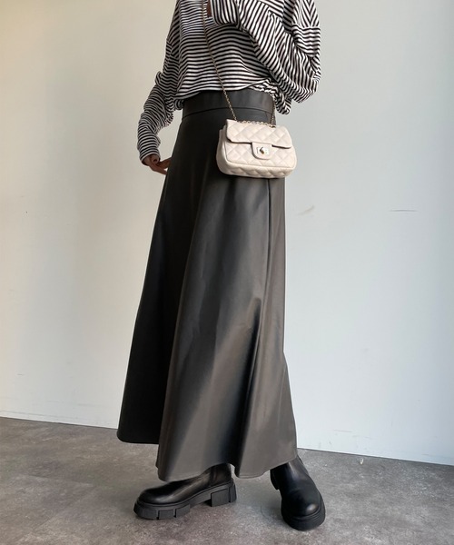 DouDou（ドゥドゥ）の「【WEB限定】フェイクレザーフレアスカート（スカート・レディース・チャコールグレー/モカ・FREE）」の2枚目の写真