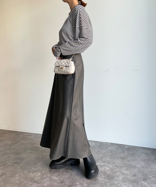 DouDou（ドゥドゥ）の「【WEB限定】フェイクレザーフレアスカート（スカート・レディース・チャコールグレー/モカ・FREE）」の4枚目の写真