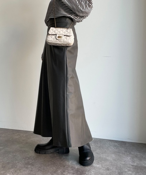 DouDou（ドゥドゥ）の「【WEB限定】フェイクレザーフレアスカート（スカート・レディース・チャコールグレー/モカ・FREE）」の11枚目の写真