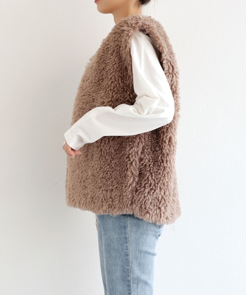 andme(アンドミー)の「シープ風ファーベスト(ベスト・レディース・ベージュ/ブラウン/モカ/アイボリー/チャコールグレー・F(M))」の12枚目の写真