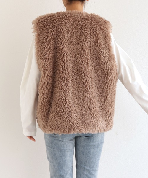 andme(アンドミー)の「シープ風ファーベスト(ベスト・レディース・ベージュ/ブラウン/モカ/アイボリー/チャコールグレー・F(M))」の13枚目の写真