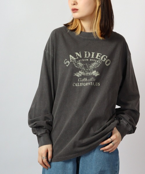 spiritoso(スピリトーゾ)の「spiritoso ピグメントアーチロゴイーグルプリントロンT 長袖(Tシャツ/カットソー・レディース・バーガンディー/グレイッシュベージュ/ブラック/チャコール・F)」の2枚目の写真