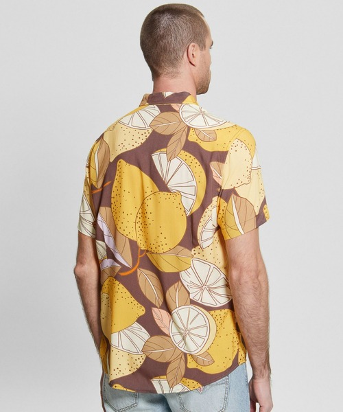 Guess（ゲス）の「Eco Rayon Lemon Shirt 半袖 シャツ（シャツ/ブラウス・メンズ・イエロー・X-LARGE/MEDIUM/LARGE/SMALL）」の2枚目の写真