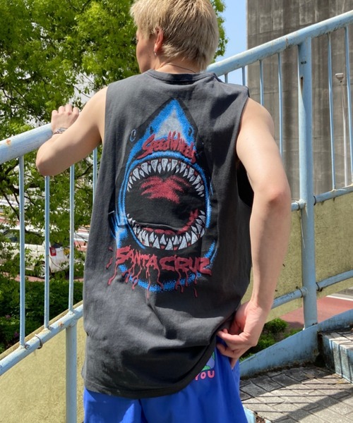 SANTA CRUZ(サンタクルーズ)の「【ムラサキスポーツ別注】SANTACRUZ/サンタクルーズ バックプリント カットオフタンクトップ/バンドTee ピグメントT ノースリーブ SC BANDMAN 502232406(タンクトップ・メンズ・ブラック×レッド/ブラック×ブルー/ブルー系その他・L/M/XL)」の2枚目の写真
