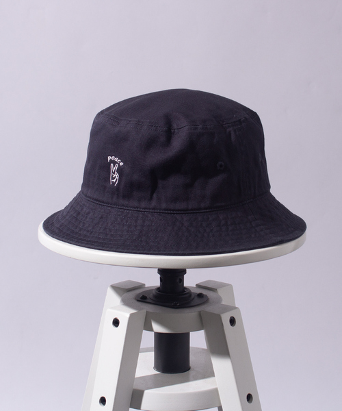 RIVER UP（リバーアップ）の「＜BASIQUENTI＞ハンドサイン刺繍 オールシーズン対応 ユニセックス バケットハット（ハット・メンズ・ブラック/ネイビー/ベージュ/モスグリーン/ホワイト・フリー）」の5枚目の写真