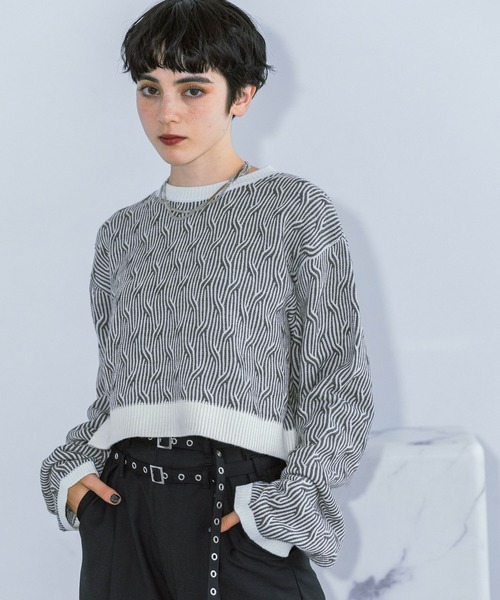 PAGEBOY（ページボーイ）の「クロスケーブルショートプルオーバー（ニット/セーター・レディース・ブラック/パープル/オフホワイト・FREE）」の4枚目の写真