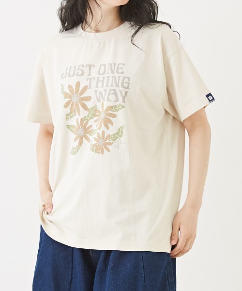 CUBE SUGAR(キューブシュガー)の「オーガニックコットンフラワープリントTシャツ(Tシャツ/カットソー・レディース・ネイビー/マルチ/グリーン/ナチュラル/ピンク・M)」の2枚目の写真