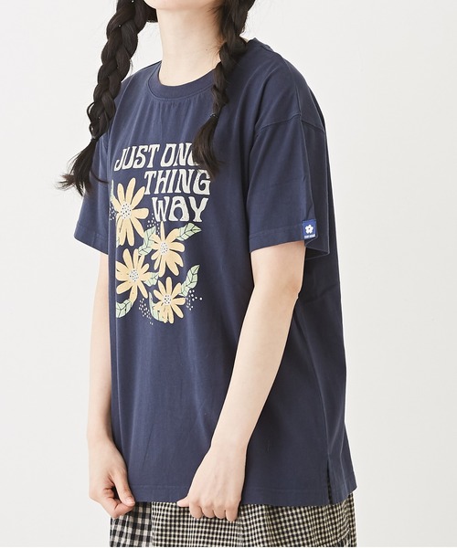 CUBE SUGAR(キューブシュガー)の「オーガニックコットンフラワープリントTシャツ(Tシャツ/カットソー・レディース・ネイビー/マルチ/グリーン/ナチュラル/ピンク・M)」の4枚目の写真