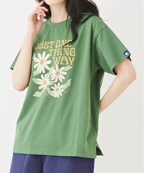 CUBE SUGAR(キューブシュガー)の「オーガニックコットンフラワープリントTシャツ(Tシャツ/カットソー・レディース・ネイビー/マルチ/グリーン/ナチュラル/ピンク・M)」の3枚目の写真