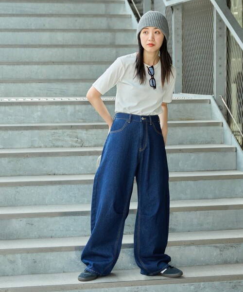 FREAK'S STORE(フリークスストア)の「限定展開 カーブライン タックデニム(デニムパンツ・レディース・グレー/ブルー/ネイビー・SMALL/MEDIUM)」の6枚目の写真