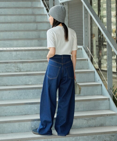 FREAK'S STORE(フリークスストア)の「限定展開 カーブライン タックデニム(デニムパンツ・レディース・グレー/ブルー/ネイビー・SMALL/MEDIUM)」の7枚目の写真