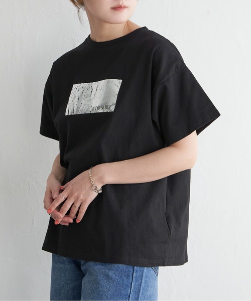 notch.(ノッチ)の「コットン100% 箔プリントTシャツ(Tシャツ/カットソー・レディース・ブラック/オフホワイト/チャコール・M)」の2枚目の写真