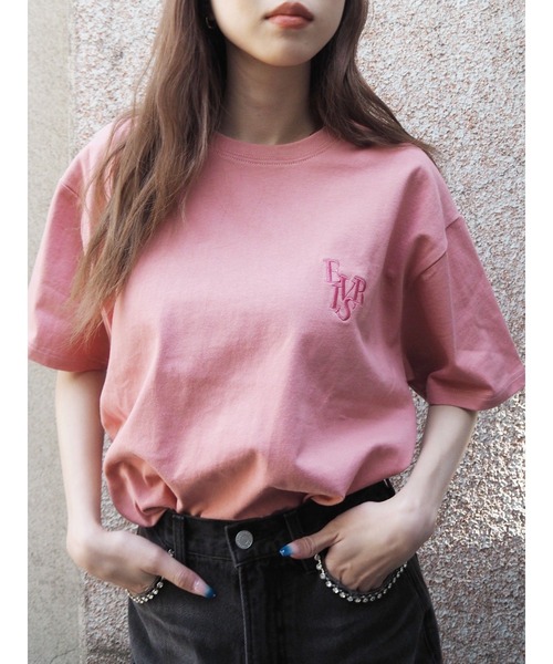 EVRIS(エヴリス)の「【WEB限定】ワンポイントベーシックTシャツ(Tシャツ/カットソー・レディース・ホワイト/ブラック/ブルー/グリーン/ピンク・FREE)」の5枚目の写真