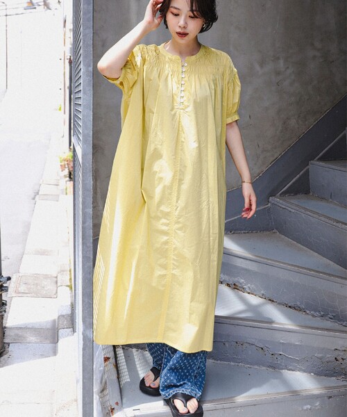 Ray BEAMS（レイビームス）の「Ray BEAMS / シャーリング ヨーク ワンピース（ワンピース・レディース・クリーム/ブラック/レッド・ONE SIZE）」の3枚目の写真