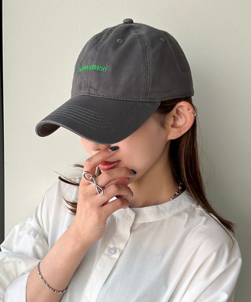 apres jour mignon（アプレジュールミニョン）の「【apresjour mignon×ARIAZ】カラーロゴキャップ（キャップ・レディース・ブラック/アイボリー/ブラック系その他/オフホワイト/ネイビー/グリーン/レッド・ONESIZE）」の5枚目の写真